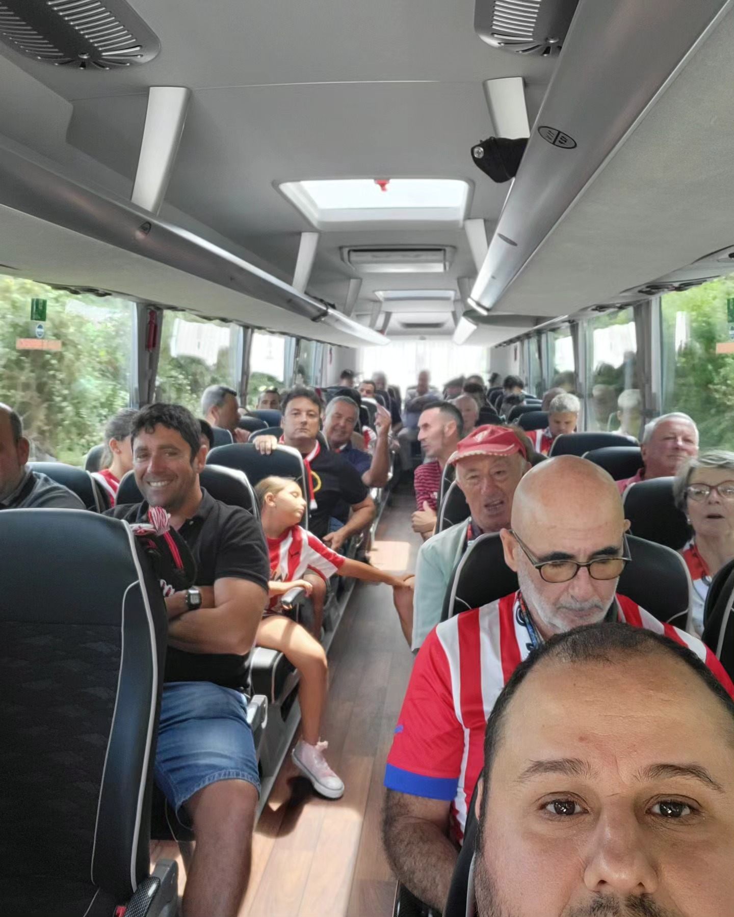 Bus lleno. @elmolinindelmolinon @autos_corias . Primer partido de temporada. Partido en el que hemos perdido y una imagen muy mejorable. Puxa Sporting
