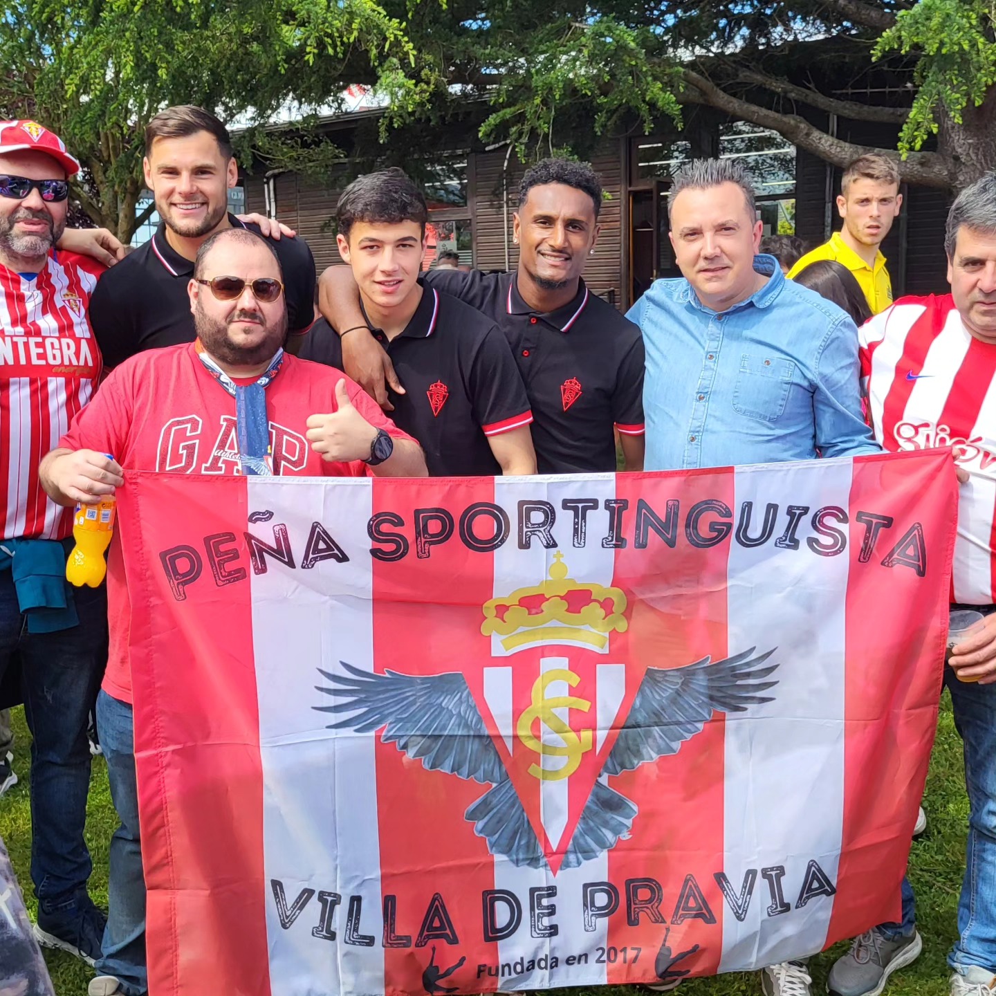 La Peña Villa de Pravia estuvo presente en la celebración del Día del Sportinguismo, evento celebrado en Mareo.
El presidente de la peña, junto a varios de sus miembros, participó activamente en la jornada, intercambiando preocupaciones y fortaleciendo lazos con presidentes de otras peñas presentes.
La celebración se centró en la unidad y la hermandad entre los aficionados sportinguistas, dejando de lado divisiones y promoviendo la cohesión en beneficio del Sporting.
El evento incluyó conv