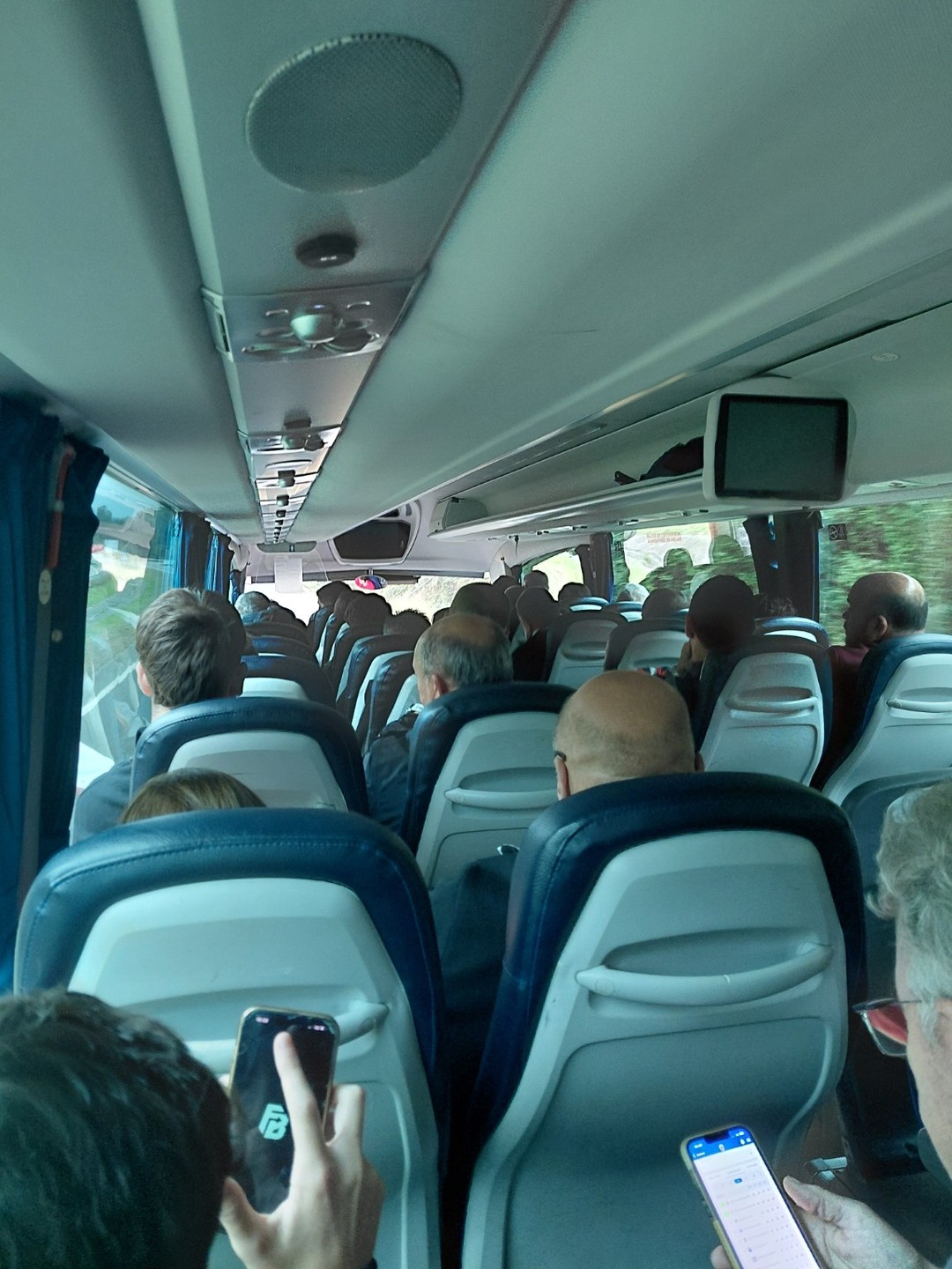 🔴⚪ ¡60 SPORTINGUISTAS RUMBO A EL MOLINÓN! 🚌
¡Ya estamos en marcha! 💪
Hoy, 60 aficionados viajamos desde el Bajo Nalón hasta Gijón para animar a nuestro Real Sporting en el partido frente al Albacete.
❤️🤍 Una jornada más, desde la Peña Sportinguista Villa de Pravia, seguimos demostrando que la pasión por nuestros colores no entiende de kilómetros.
🙌 ¡Gracias a todos los que nos acompañáis en cada desplazamiento!
🏟️ ¡NOS VEMOS EN EL MOLINÓN!
¡PUXA SPORTING! 🔴⚪
@realsporting @autos_co