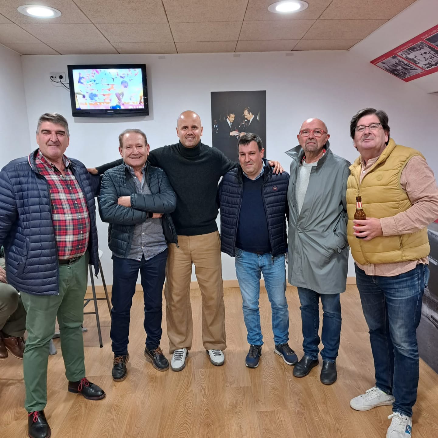 Hoy hemos colgado la bufanda de nuestra peña en el Mural del Molinón @realsporting uno de nuestros socios fundadores @davidalvarezcastellano fue el encargado de hacerlo.