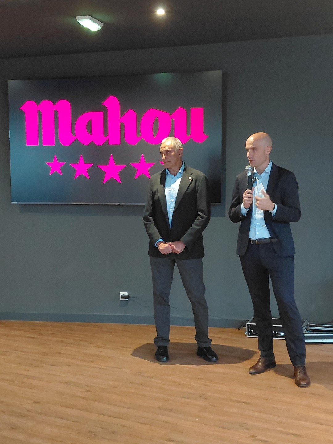 🔴⚪ ¡ESTRENAMOS EL NUEVO ESPACIO HOSPITALITY DE EL MOLINÓN! 🏟️
Hoy, desde la Peña Sportinguista Villa de Pravia, hemos tenido el honor de asistir a la inauguración del nuevo espacio Hospitality de El Molinón.
🤝 Una ocasión especial para conocer de primera mano este nuevo espacio del Real Sporting de Gijón y compartir un momento de encuentro en nuestra casa, El Molinón.
❤️🤍 Agradecemos al Real Sporting la invitación y la oportunidad de estar presentes en esta inauguración.
¡Seguimos disfru