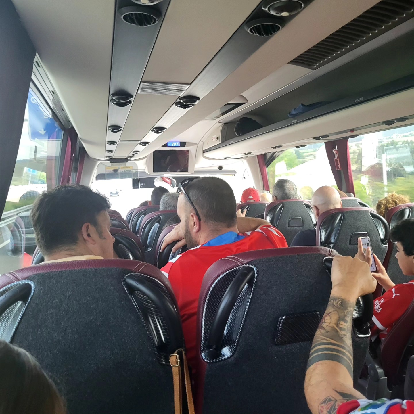Ayer jugamos en El Molinon. Primer encuentro de la temporada en el cual hemos desplazado a 66 personas desde el Bajo Nalon. Hemos movilizado dos vehículos de @autos_corias para el desplazamiento Pablo hay que traer autobuses de 2 plantas 🤣🤣.Muchas gracias a todos por confiar en nosotros.