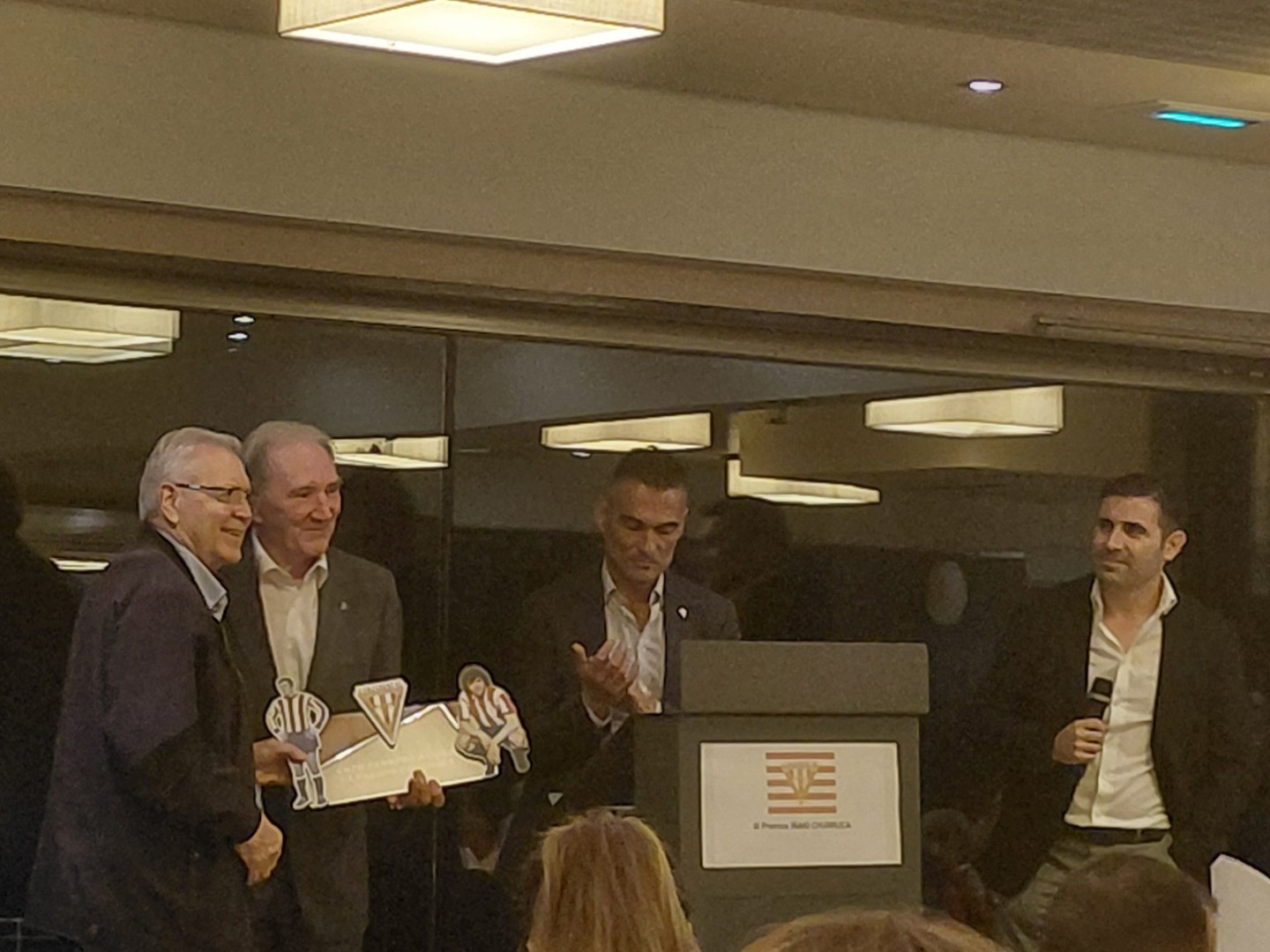 🔴⚪ III EDICIÓN DE LOS PREMIOS IÑAKI CHURRUCA 🏆
Hoy, desde la Peña Sportinguista Villa de Pravia, hemos tenido el placer de asistir a la tercera edición de los Premios Iñaki Churruca, una cita muy especial para el sportinguismo.
👏 En esta edición, los reconocimientos han sido para dos grandes referentes de la historia rojiblanca: Enzo Ferrero y José Manuel «Pitu» Abelardo. Dos nombres que forman parte de la historia y del sentimiento del Real Sporting de Gijón.
🤝 Un acto que ha reunido a r