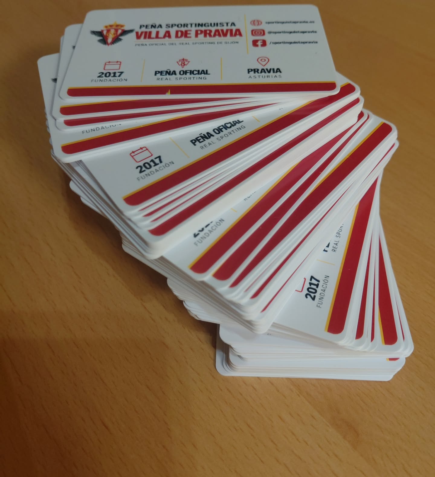 🔴⚪ ¡Nuevos carnets, misma pasión!
Ya tenemos preparados los carnets de socio de la temporada 2026-27 de la Peña Sportinguista Villa de Pravia. ❤️🤍
Un pequeño carnet que representa algo mucho más grande: formar parte de una peña, compartir viajes, partidos, alegrías, nervios y, sobre todo, una misma pasión por el Sporting.
Esta temporada estrenamos nueva imagen para nuestros carnets, preparados con mucho cariño para todos nuestros socios.
Gracias a todos los que seguís formando parte de esta fa