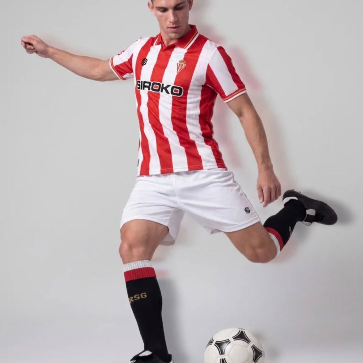 🔥 La nueva piel del Sporting ya está aquí 🔴⚪
Tradición, orgullo y ambición se unen en las nuevas equipaciones del Real Sporting. La primera camiseta mantiene las icónicas franjas rojiblancas que representan la historia y la identidad del club, con un diseño moderno y elegante @realsporting @siroko