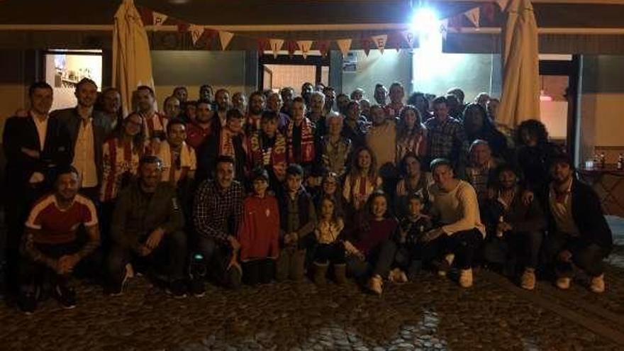 Los sportinguistas Mariño y Robin Lod apoyan la peña Villa de Pravia