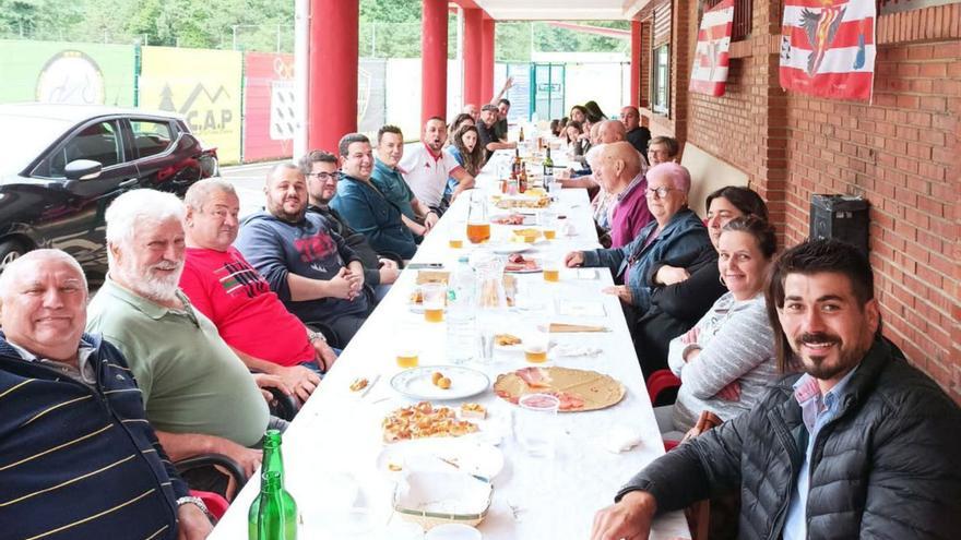 Comida fin de temporada por parte de los socios de la peña sportinguista Villa de Pravia